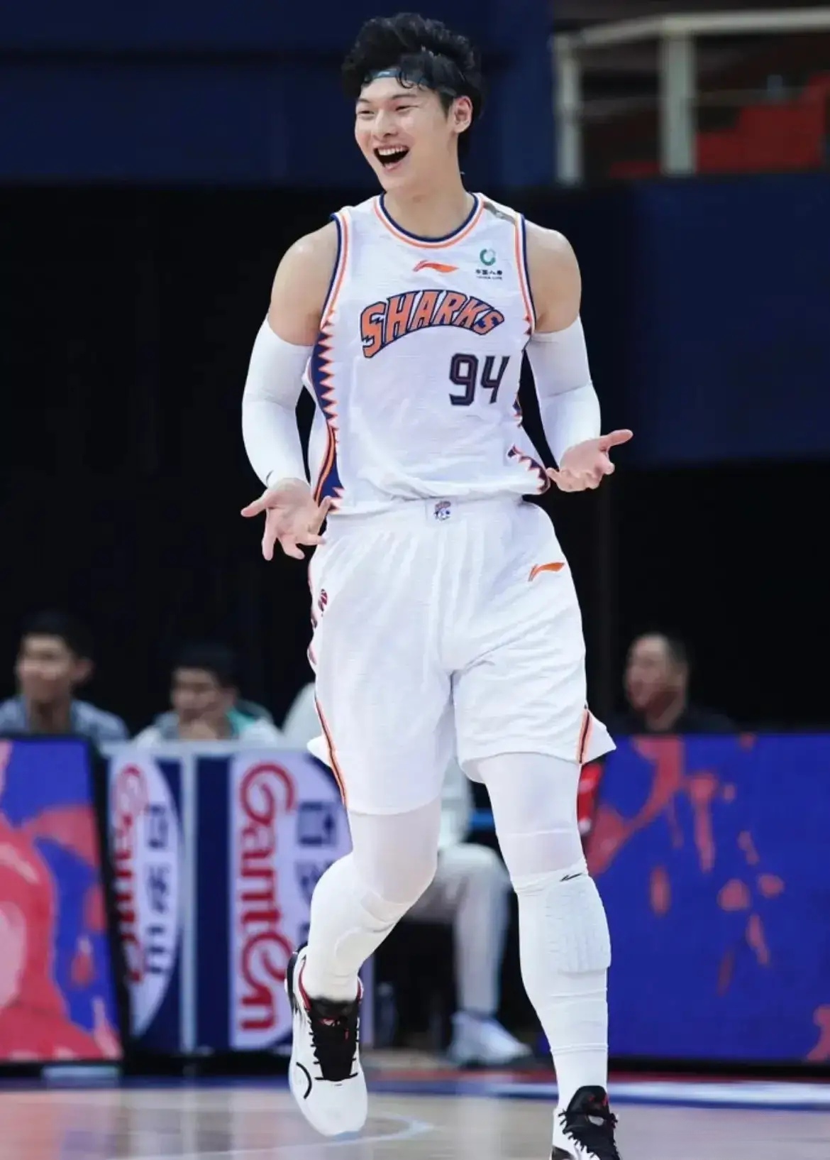 江苏男篮奋力拼搏，战胜对手锁定胜局