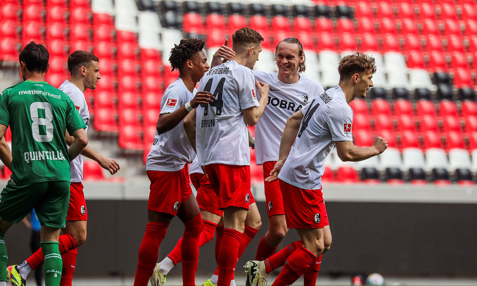 关于弗赖堡队主场取胜，追赶前四行列的信息