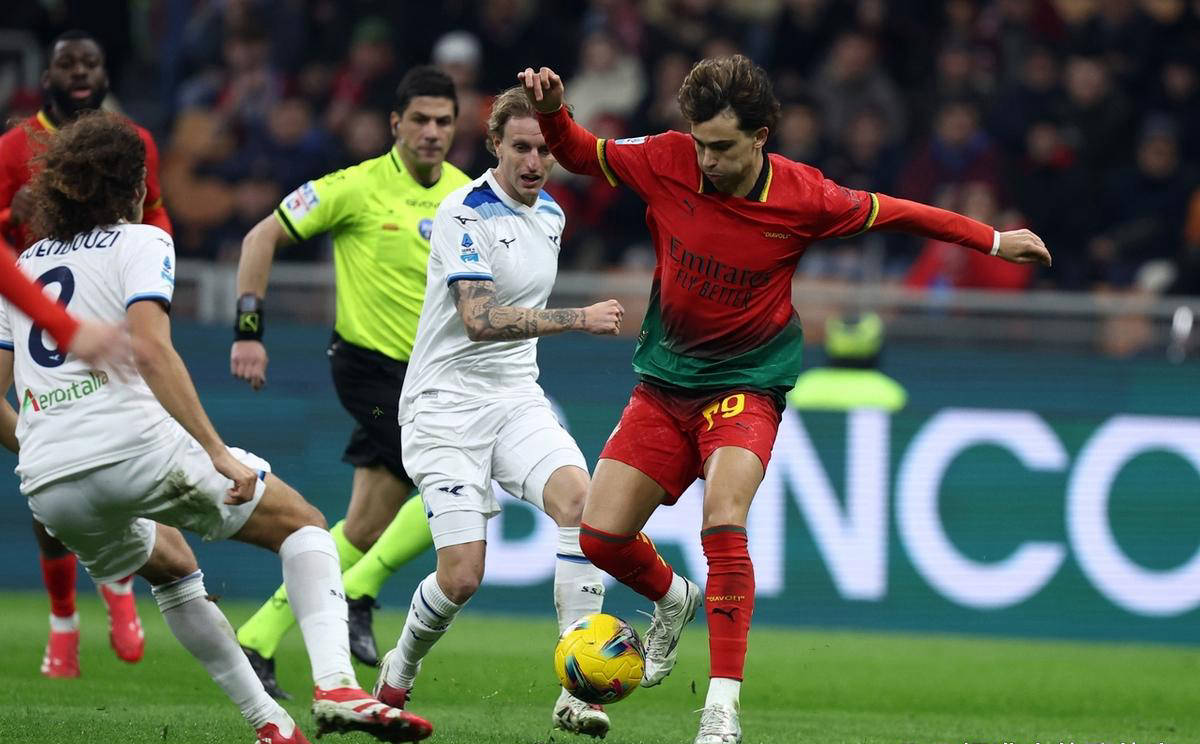 包含AC米兰中场失误导致丢球，球队陷入泥潭的词条