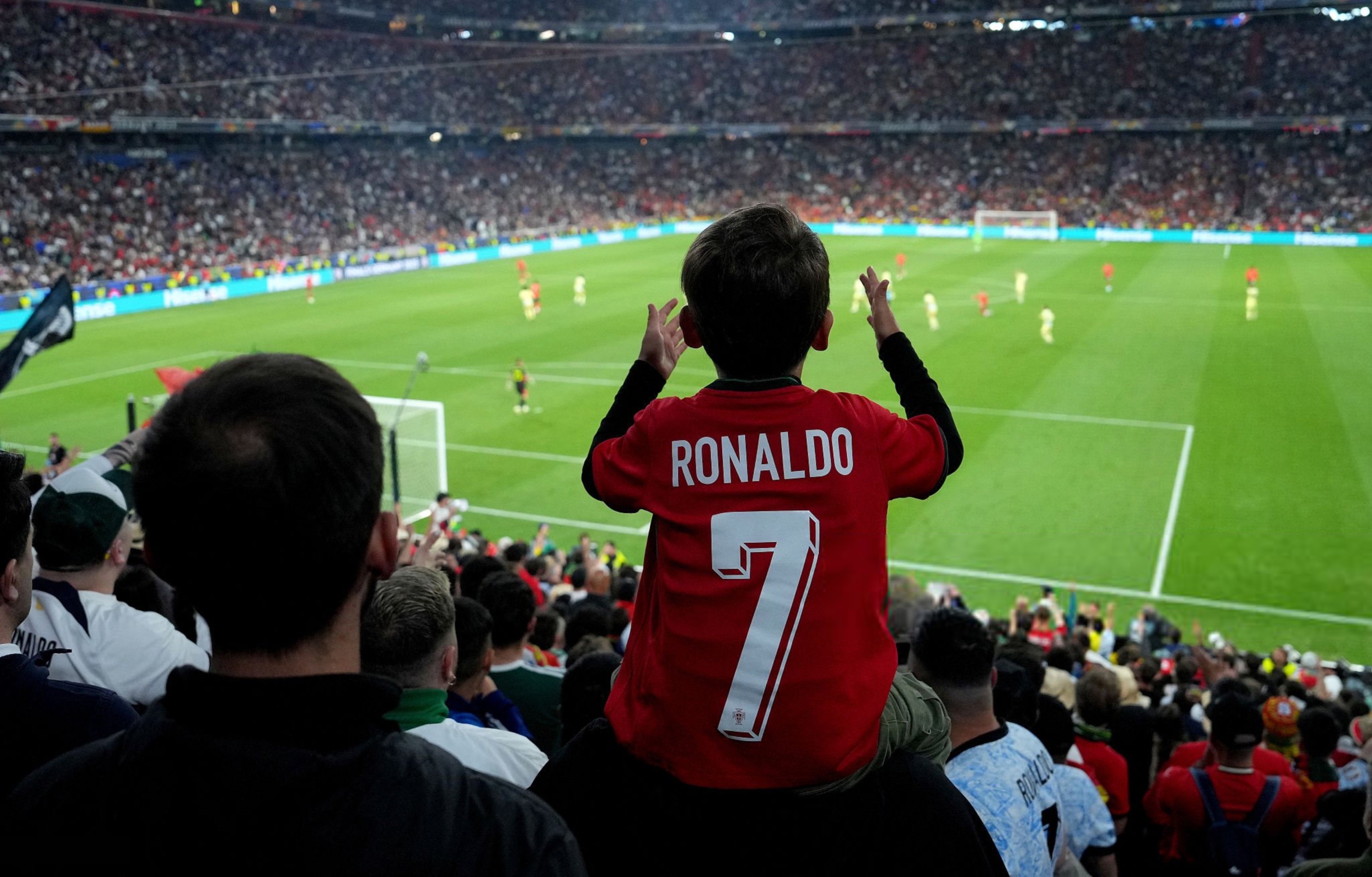 欧洲足球职业联赛掀起球迷狂热风潮