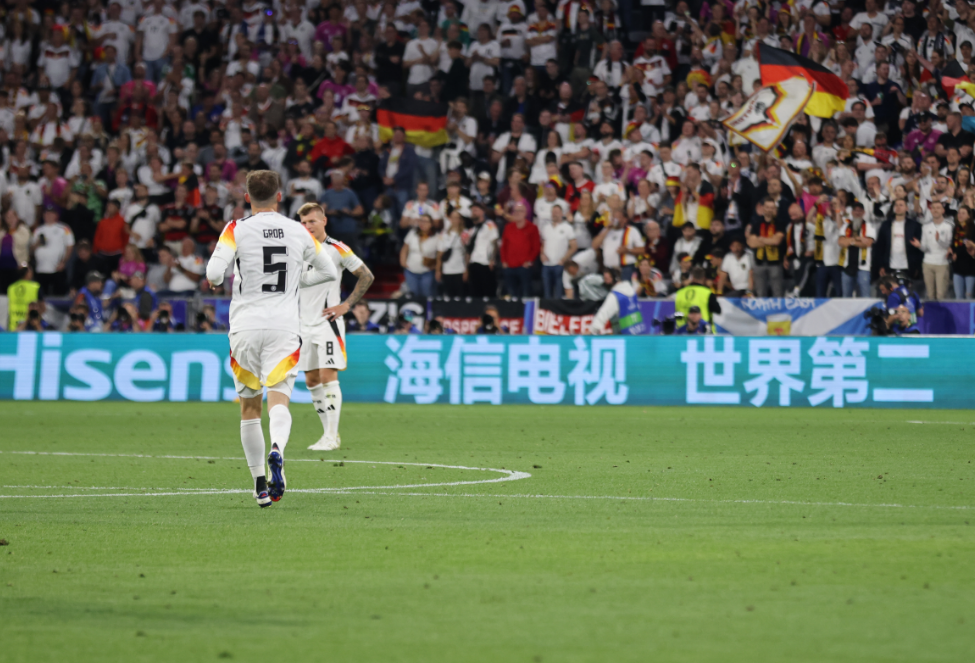 欧洲足球职业联赛掀起球迷狂热风潮