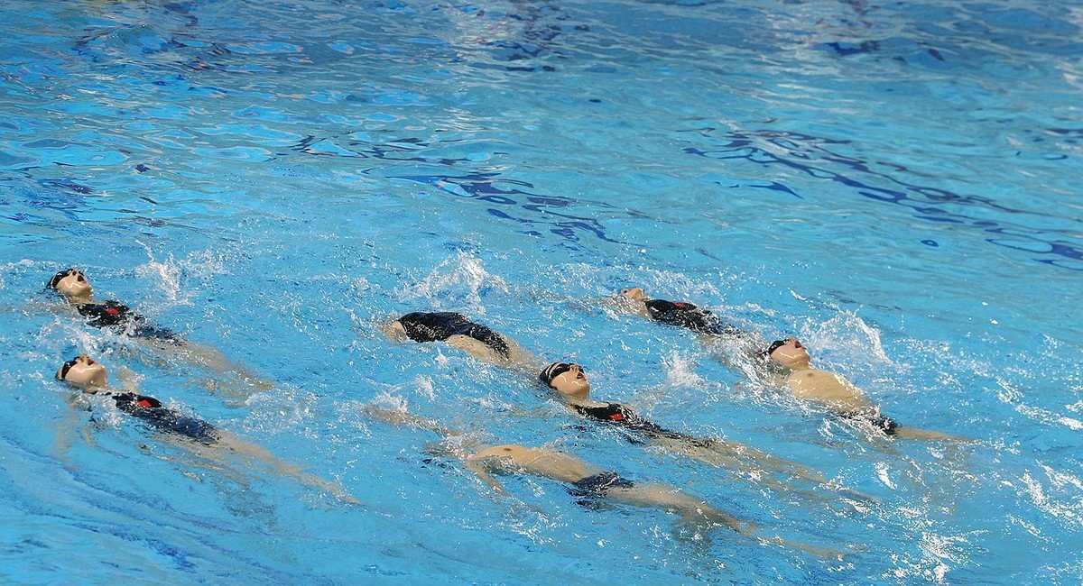 游泳比赛中选手们喜极而泣感慨万千的简单介绍