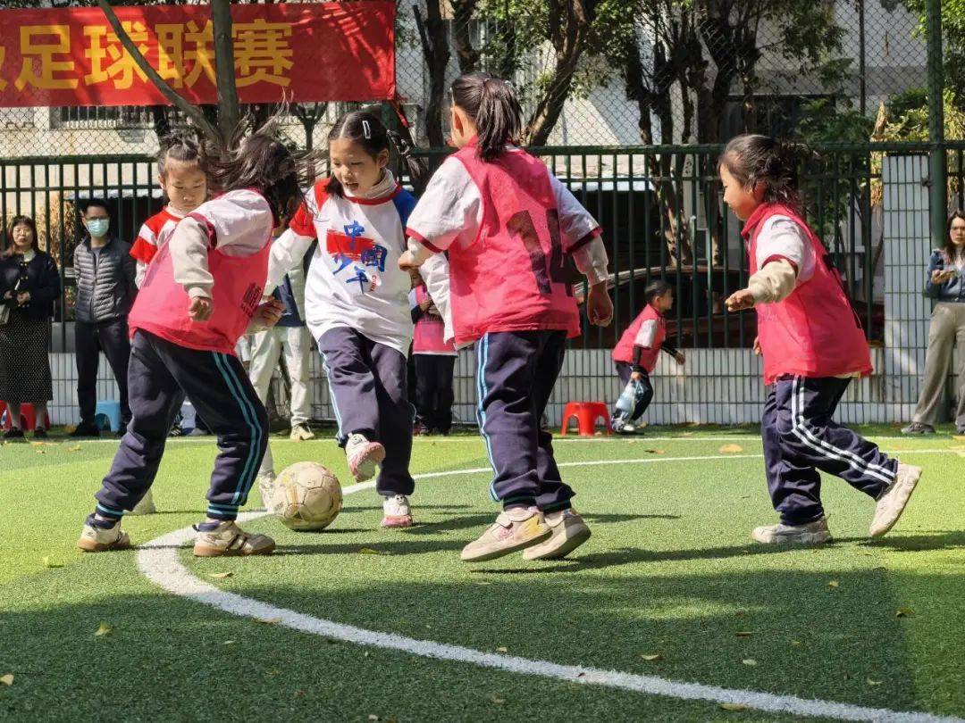 关于足球比赛中，场内紧张的气氛令人屏息凝神的信息