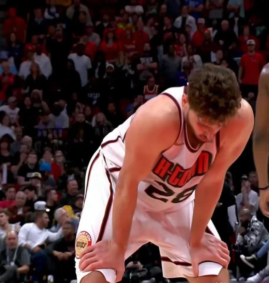 赛场上危险瞬间频频发生，球员勇敢拼搏