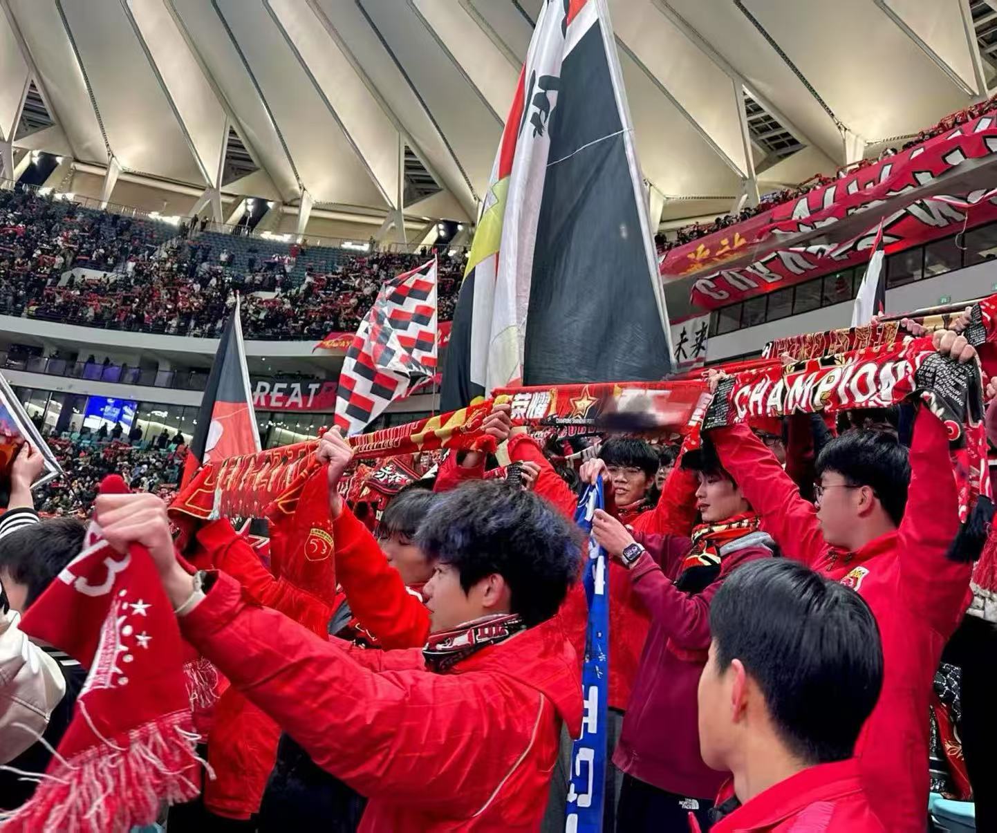 赛场上危险瞬间频频发生，球员勇敢拼搏