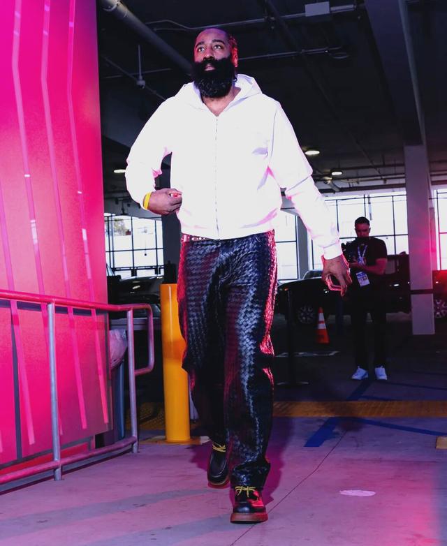 英雄联盟竞猜-哈登和勒布朗一同参加慈善篮球比赛