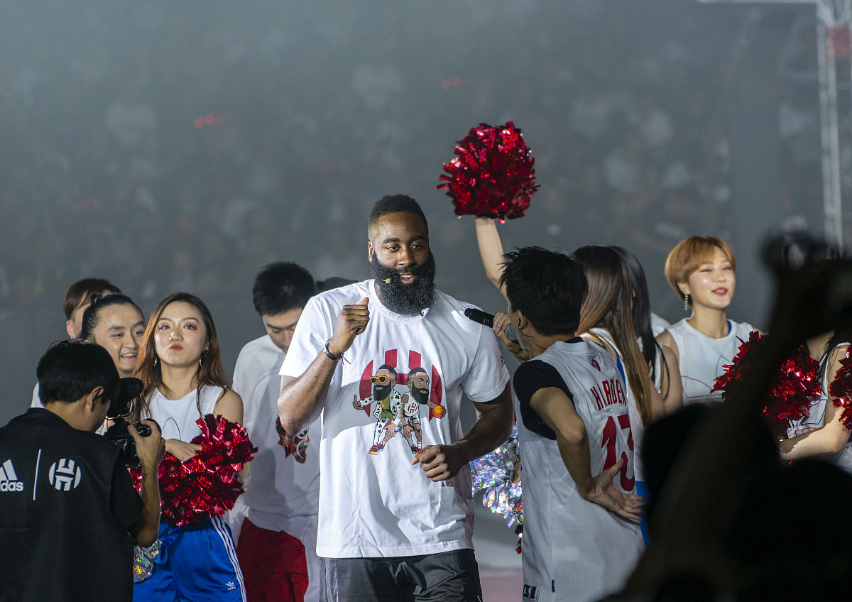 哈登和勒布朗一同参加慈善篮球比赛