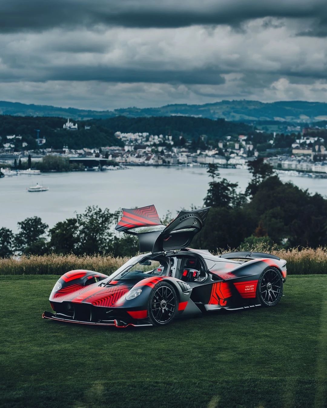 包含迈凯伦力克阿斯顿马丁，汉密尔顿惊艳四座的词条