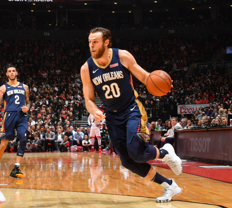 鹈鹕完胜勇士，加里纳利高光表现的简单介绍